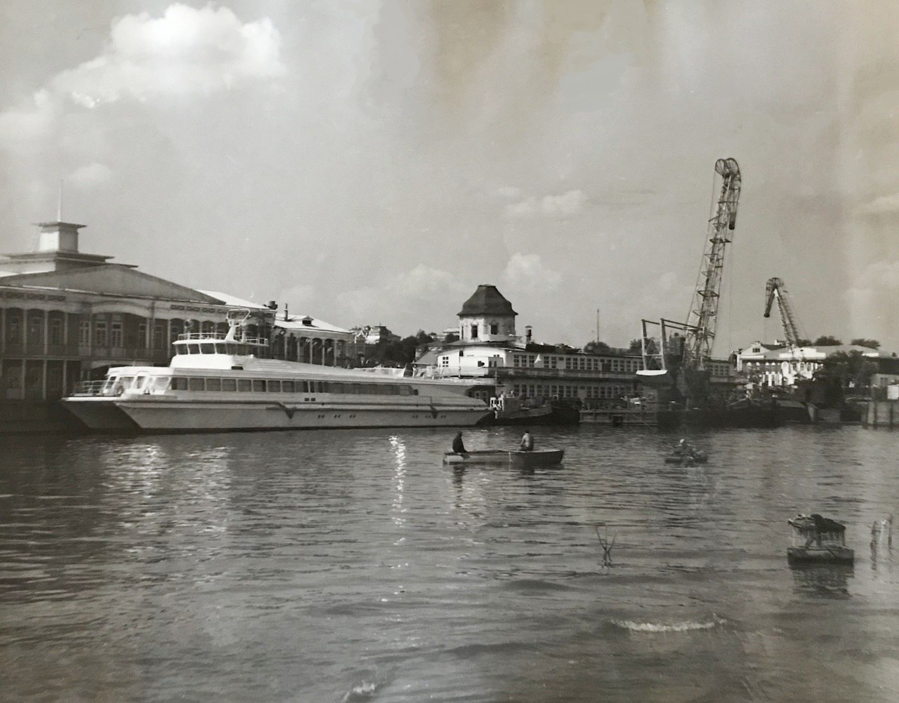 На этом изображении мы видим пирс, уходящий в воду. Лодка пришвартована у причала, ее корпус виден...