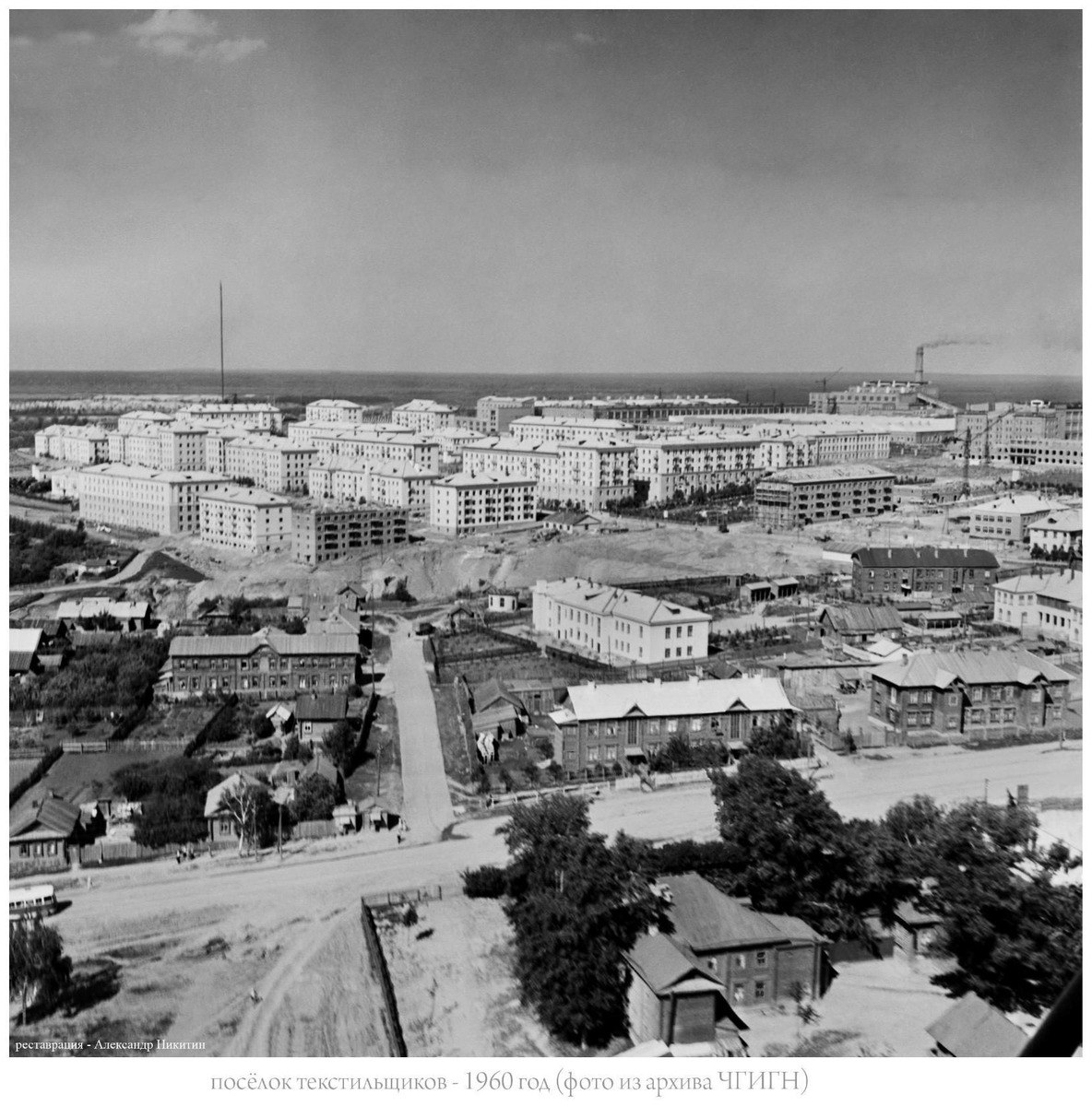 Это черно-белая фотография города с множеством зданий. Здания высокие и плотно прилегают друг к...