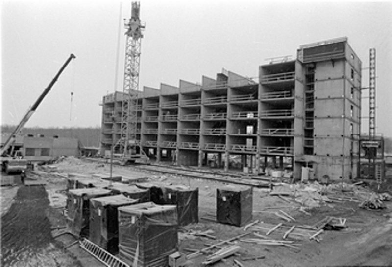 На этом изображении мы видим строительную площадку с большим строящимся зданием. На заднем плане...