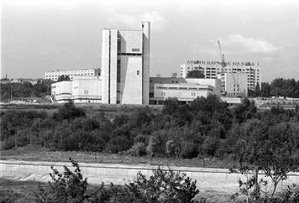На этой фотографии мы видим городской пейзаж с большим зданием в центре. Здание выглядит каменным и...